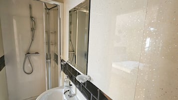 Een douche, een haardroger, handdoeken, zeep