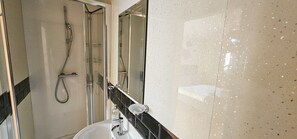 Een douche, een haardroger, handdoeken, zeep