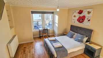 1 slaapkamer, een strijkplank/strijkijzer, gratis wifi, beddengoed