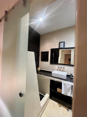 Shower, hair dryer, towels, soap - Splendid duplex riad closed full center, history VIP, PDJ included, jacuzzi. (Marrakech)