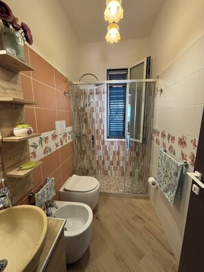 Doccia, asciugacapelli, bidet, asciugamani