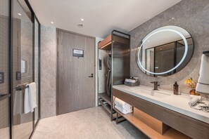 Habitación superior con 2 camas individuales | Artículos del minibar gratis y caja de seguridad en la habitación