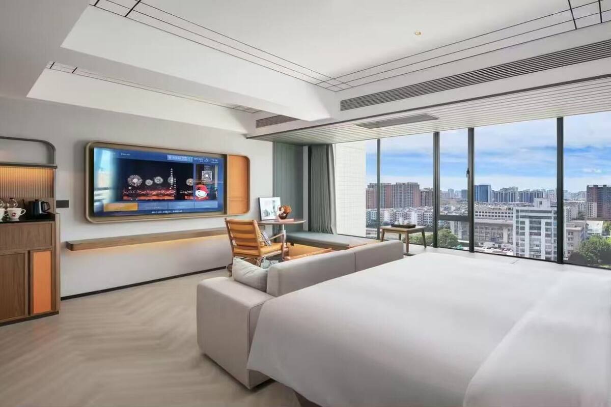 Executive Room | 1 bedroom, free minibar, in-room safe, individually decorated