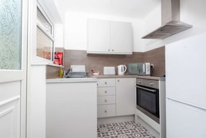 Kjøleskap, mikrobølgeovn, ovn og kokeplater