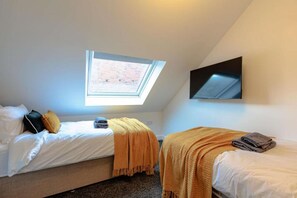 3 bedrooms, iron/ironing board, WiFi, bed sheets - Beach Stay on the North Yorkshire Coast (Skinningrove)