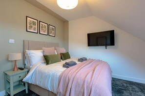 3 bedrooms, iron/ironing board, WiFi, bed sheets