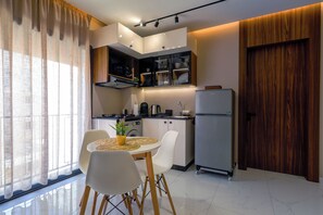 Leilighet – comfort, 1 queensize-seng med sovesofa, ikke-røyk, aircondition | Oppholdsområde | En 50-tommers smart-TV med Parabol-TV samt Netflix og filmkjøp