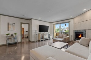 TV, fireplace