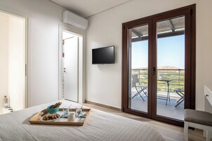 Villa superior, vistas al mar | 1 dormitorio, sistema de insonorización, tabla de planchar con plancha