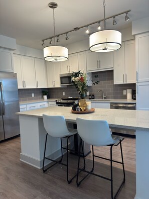 Fridge, microwave, oven, stovetop - Luxury 2-bedroom apartment Close to Downtown Raleigh with Resort Amenities (Raleigh)