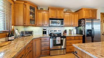 Lava-louças, cafeteira/chaleira, talheres/pratos/utensílios de cozinha