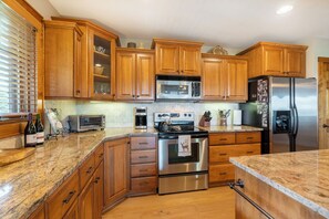 Lava-louças, cafeteira/chaleira, talheres/pratos/utensílios de cozinha