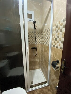 Serviettes fournies, papier toilette