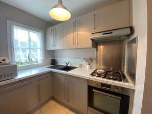 Fridge, microwave, oven, stovetop - Villa near forest and beach in La Tranche-sur-Mer (La Tranche-sur-Mer)
