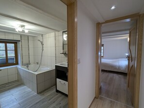 Bathroom - Character cottage for 10, valley view, near skiing (Fraize)