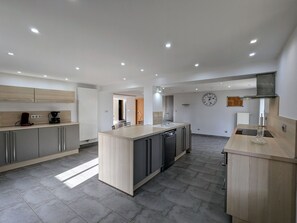 Kühlschrank, Mikrowelle, Geschirrspüler