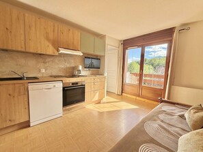 Microwave, stovetop, dishwasher, coffee/tea maker - 3-room apartment in Flumet for 6 people with balcony (Flumet)