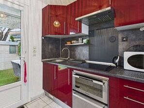 Jääkaappi, mikroaaltouuni, uuni, liesi