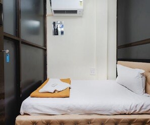 Basic Single Room - Golden Sands Dormitory & Single AC Rooms (Mumbai)