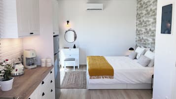 1 habitación, sistema de insonorización y tabla de planchar con plancha