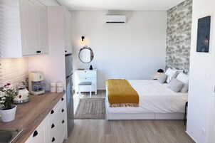 Villa superior, vistas al mar | 1 dormitorio, sistema de insonorización, tabla de planchar con plancha