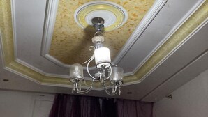 A room with a decorative ceiling featuring a geometric pattern and a chandelier. - Bagdadi region tourist area Mahdia sea view (Mahdia)