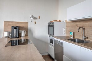 Een koelkast, een magnetron, een oven, een vaatwasser