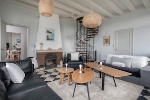 TV, fireplace