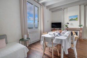 Dining - Sea - beach facing family villa for 12 (Saint-Michel-Chef-Chef)