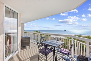 Outdoor dining - Crescent Shores-Oceanfront-Sleeps10-3br/3ba-5 Beds-Lazy River-Pools-Parking (North Myrtle Beach)