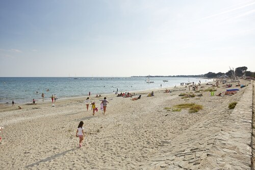 500m from the beach, house for 6 with garden