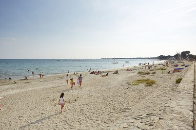 500m from the beach, house for 6 with garden