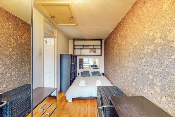 1 bedroom, desk, free WiFi, bed sheets