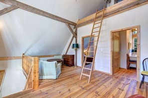 Smart-tv, pejs, dvd-afspiller, bøger