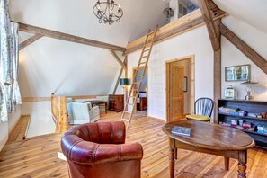 スマートテレビ、暖炉、DVD プレーヤー、書庫