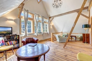 Smart-tv, pejs, dvd-afspiller, bøger