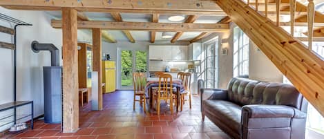 Smart-tv, eldstad, dvd-spelare och böcker