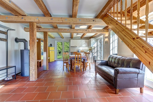 Smart-tv, pejs, dvd-afspiller, bøger