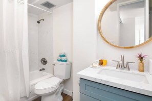 吹风机、毛巾、肥皂、洗发水