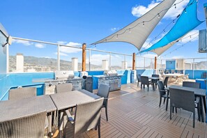 Outdoor dining - Newly Renovated Studio w/ Rooftop Pool & Near Waikiki Beach! (Honolulu)