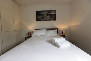 3 bedrooms, iron/ironing board, free WiFi, bed sheets - Cul-de-sac Creations (Shrewsbury)