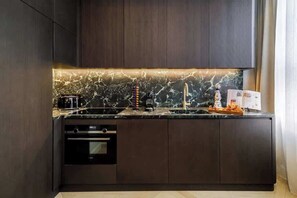 Kühlschrank, Mikrowelle, Herdplatte, Geschirrspüler