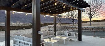 Exclusive Retreats Desert Dream Estate 8 Bedrooms Sleeps 25