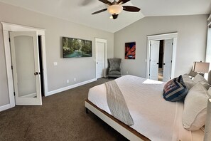 10 Schlafzimmer, Bügeleisen/Bügelbrett, Reisekinderbett
