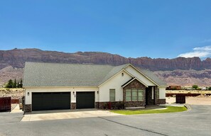 Exterior - Exclusive Retreats Desert Dream Estate 10 Bedrooms Sleeps 35 (Moab)