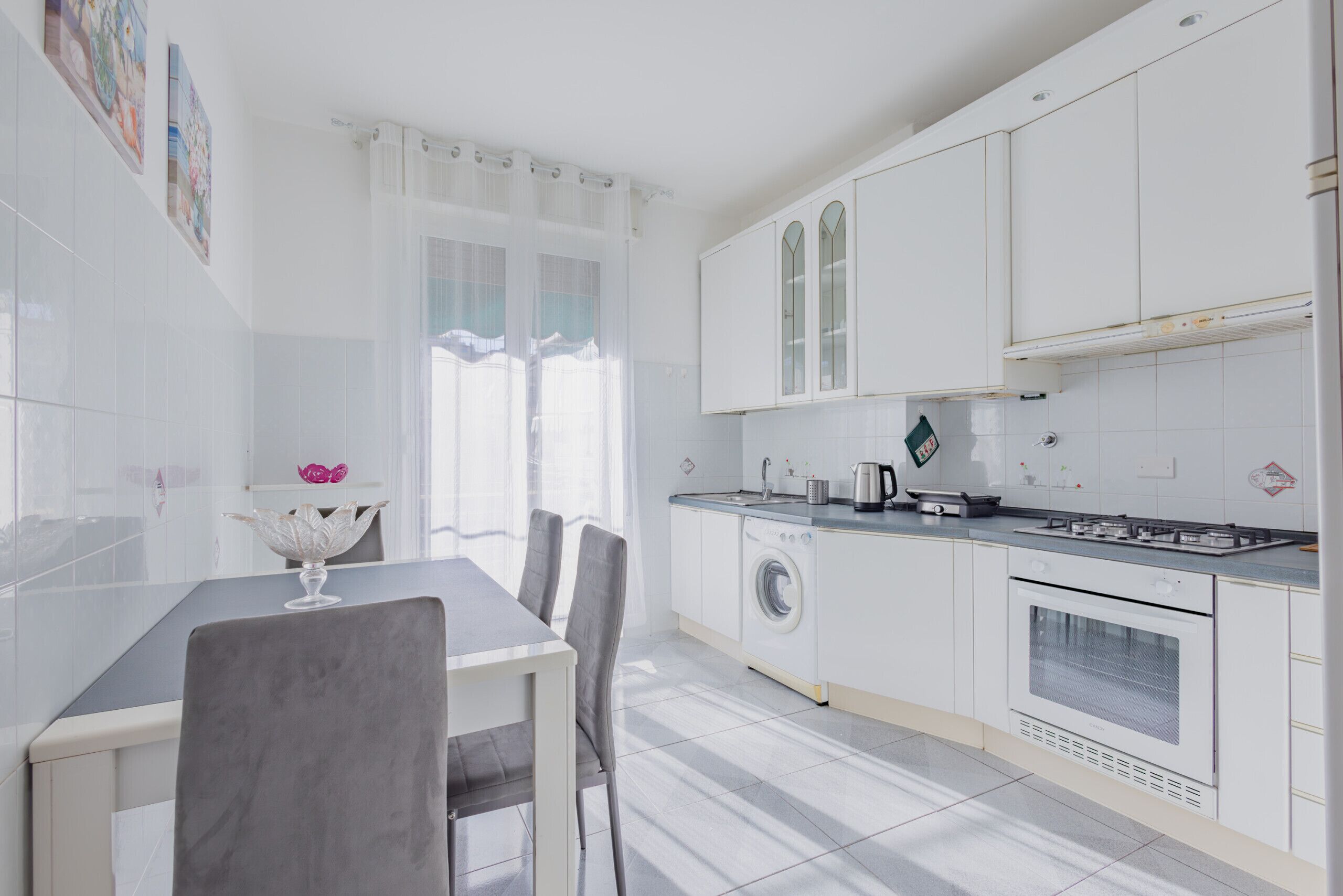 Kühlschrank, Mikrowelle, Ofen, Wasserkocher mit Kaffee-/Teezubehör