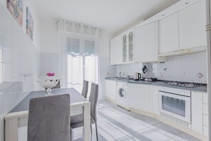 Réfrigérateur, micro-ondes, four, cafetière/bouilloire