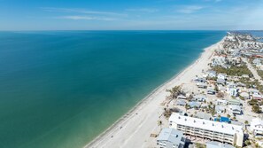 サンラウンジャー、ビーチタオル