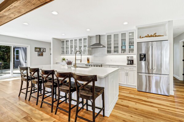 Fridge, microwave, oven, stovetop - *NEW LISTING*Updated 5 Bedroom Sea Pines Home-New Private Pool/Spa-Golf View! (Hilton Head Island)