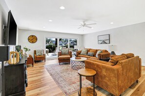 TV - *NEW LISTING*Updated 5 Bedroom Sea Pines Home-New Private Pool/Spa-Golf View! (Hilton Head Island)